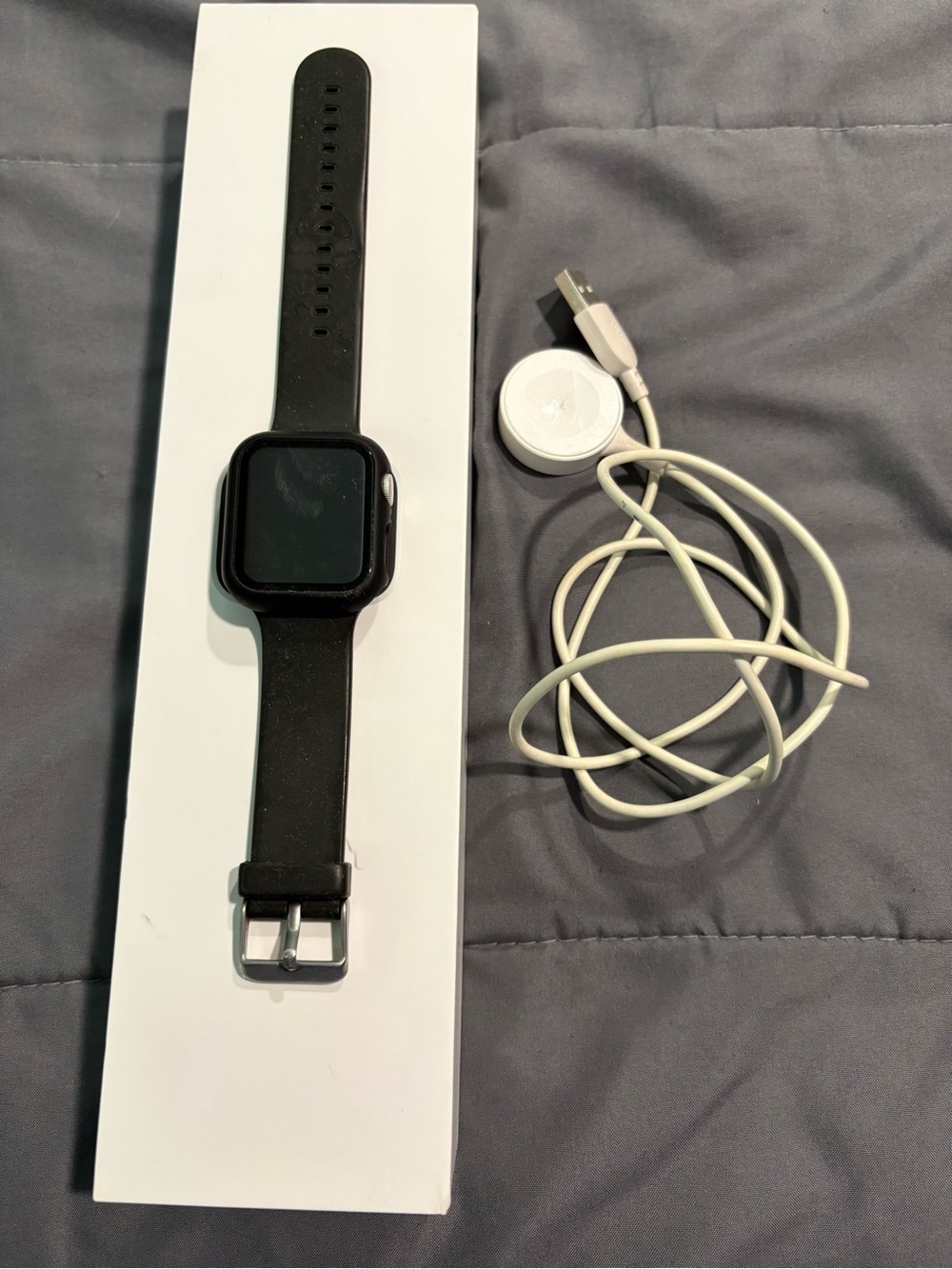 Apple Black Smartwatch with White Magnetic Charger series 5 40mm